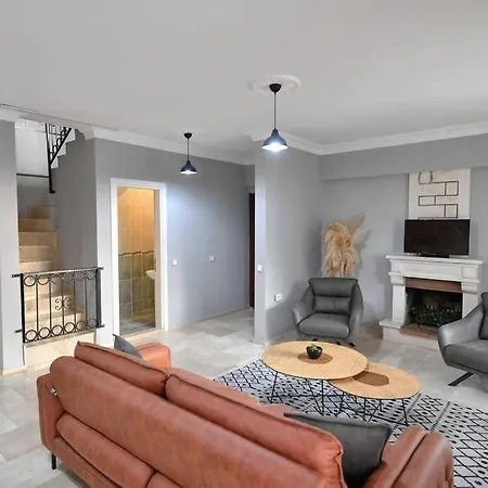 Villa Oeluedeniz'de 3+1 Muestakil Fethiye